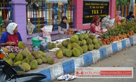 2.Suasana pemasaran buah rambutan dan durian di Jalan Jaksa Agung Suprapto, Kecamatan Bangkalan Kota