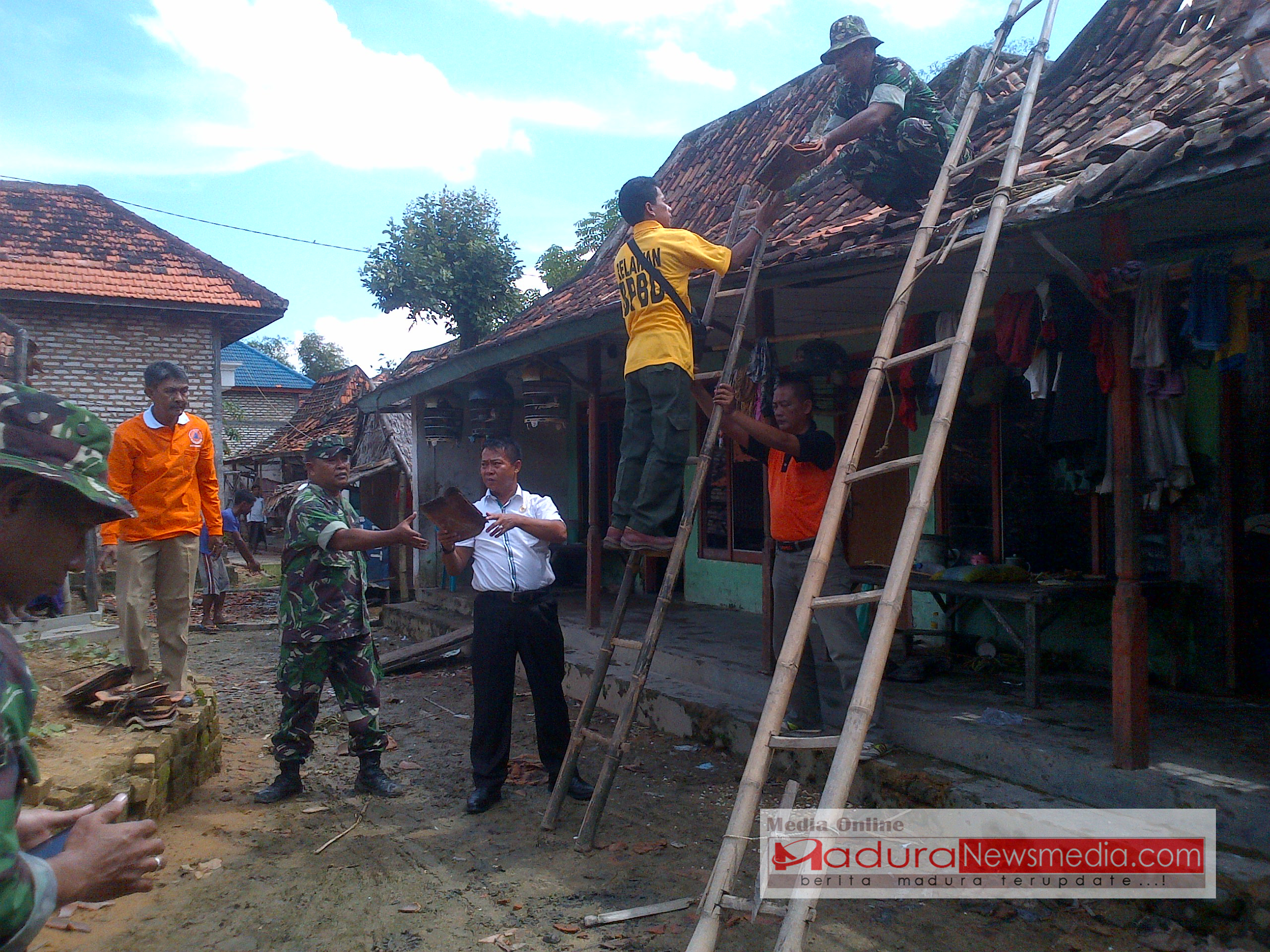 Kepala BPBD Bangkalan beserta TNI saat membantu masyarakat korban angin puting beliung