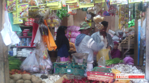 pedagang di pasar Tradisonal Kolpajung