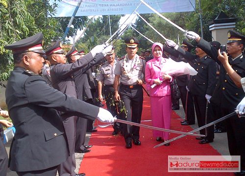 pejabat kapolres Bangkalan yang baru saat disambut dengan tradisi pedang Pora