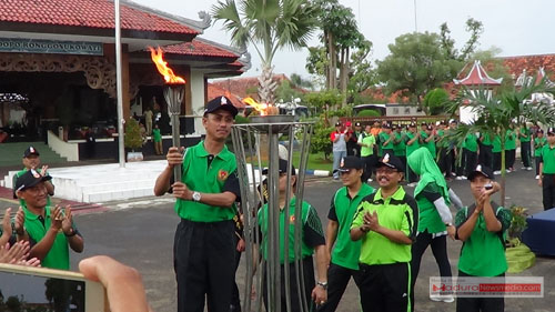 Bupati Pamekasan, Achmad Syafii saat menyalakan obor sebagai tanda dimulai Porkab IV