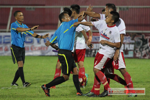 pemain PSBK blitar saat melakukan kekerasan kepada wasit