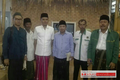 Ketua DPC PPP Bangkalan, RKH Abd latif Amin saat berpose dengan Pengurus dan anggota DPRD bangkalan