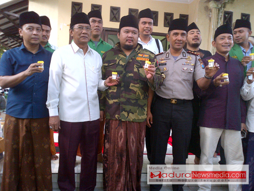 Ketua GP Ansor, Kaplres, Wabup dan anggota DPRD bangkalan dengan sampel urine mereka