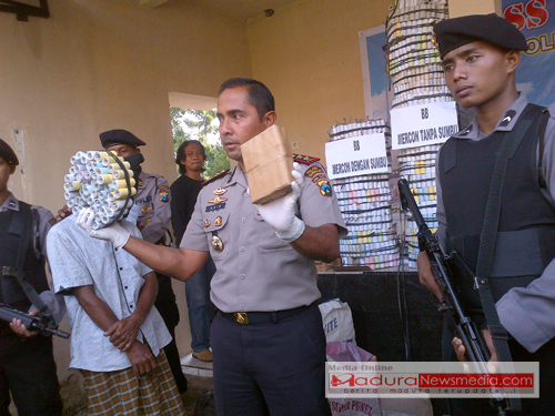 Kapolres Bangkalan, AKBP Anissulah M Ridha saat menunjukkan barang bukti Mercon