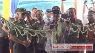 Bupati Pamekasan, Achmad Syafii saat meresmikan WTP desa Samiran