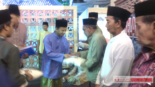 Bupati Pamekasan, H Achmad Syafii saat menyerahkan bantuan