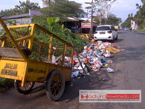 tampak sampah meluber di TPS di jalan Soekarno-Hatta (Ring Road) kota Bangkalan