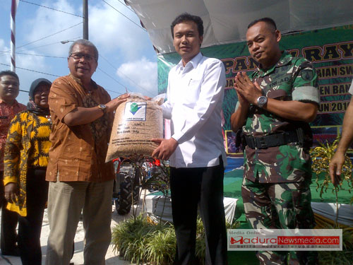 Bupati bangkalan, RK Muhammad MkmunIbnu Fuad saat menerima bantuan benih