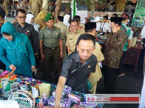 Bupati Pamekasan, H Achmad Syafii melihat sovenir yang dibuat dari barang bekas