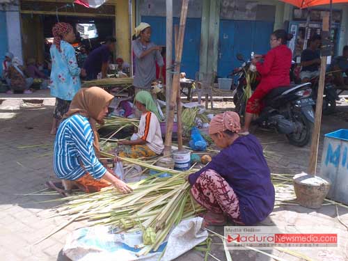 pedagang janur kuning di pasar Tradisional Burneh