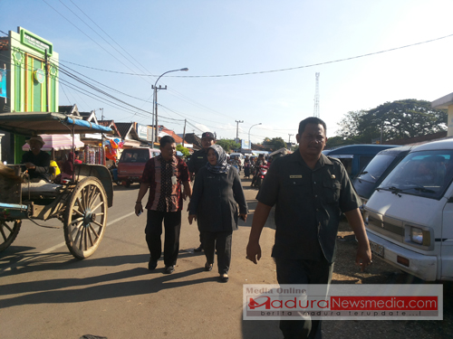 Kasi Ketertiban Kantor pengelolaan pasar bangkalan, Atik Sriwahyuni saat melakukan penertiban  