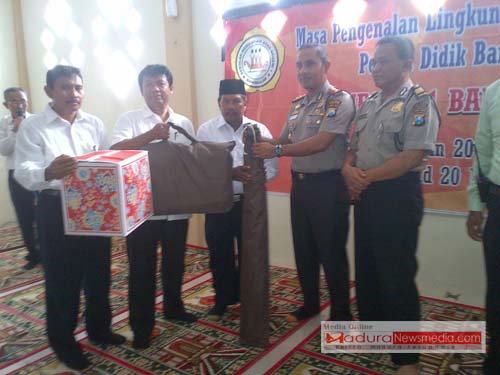 Kapolres Bangkalan, AKBP Anissulan M Ridha saat menyerahkan bantuan 