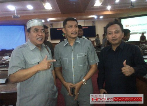Calon Ketua DPRD bangkalan, Imron Rosyadi (tengah) usai ditetapkan 