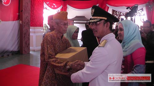 Bupati Pamekasan, Achmad Syafii saat memberikan bantuan kepada anggota Veteran