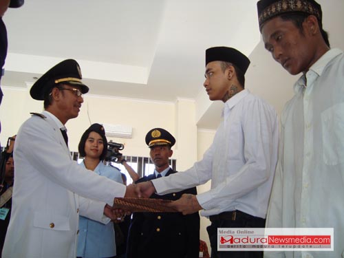 Bupati Pamekasan, Achmad Syafii saat memberikan remisi