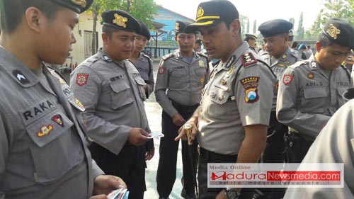 Kapolres Bangkalan, AKBP Anissulah M Ridha saat mengecek surat-surat anggotanya