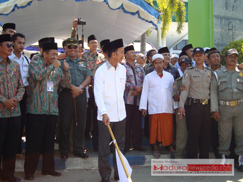 Bupati Pamekasan Achmad Syafii saat memberangkatkan Jema,ah haji
