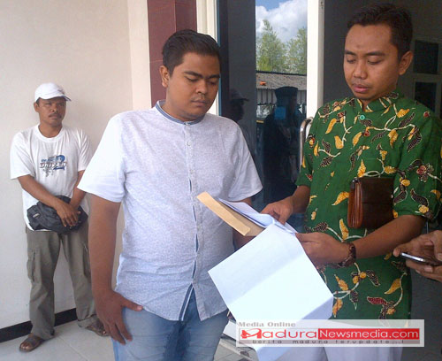 Kuasa Hukum warga desa Kelbung Arif Budiman, menunjukkan foto copy ijasah pengganti dan ijasah asli