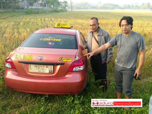 mobil taxi ditingglkan di persawahan di kawasan kabupaten Sampang