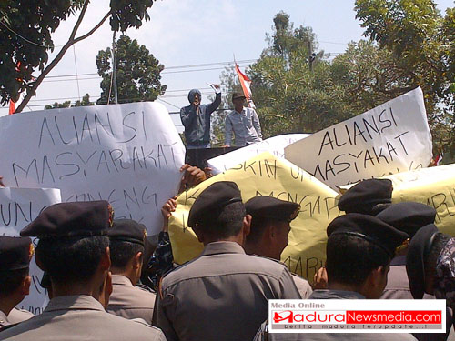 warga desa Banyunning Laok saat unras di Mapolres Bangkalan