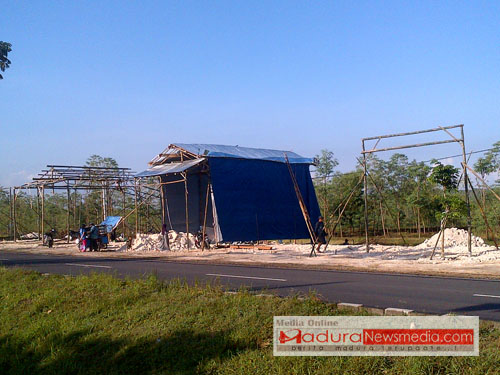 Bangunan baru yang didirikan PKL di jalan akses Suramadu