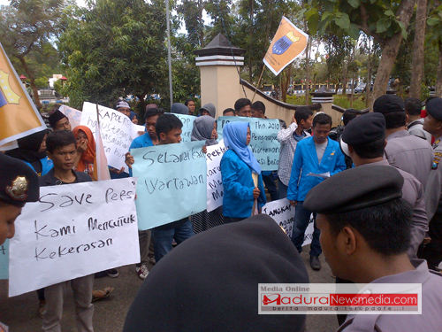 Mahasiswa STKIP PGRI bangkalan saat unjuk rasa