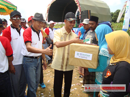 Bupati Pamekasan, Achmad Syafii saat menyerahkan Bantuan