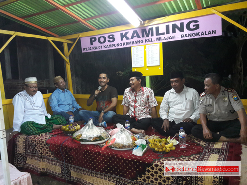 Kapolres Bangkalan, AKBP Anissullah M Ridha  bersama tokoh masyrakat Maljah, Sa'at As,jari saat meresmikan Pos Kamling 