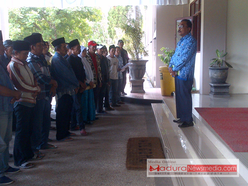 Asisten Pemerintahan Setkab Bangkalan, hasaunddin Buchori saat menerima warga Tiga desa