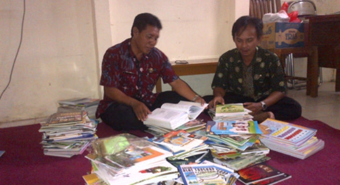 Kasi pengelolaan dan Akuisisi,  M Busir dan stafnya saat mengelola buku-buku baru sebelum di kirim ke layanan Perputakaan 