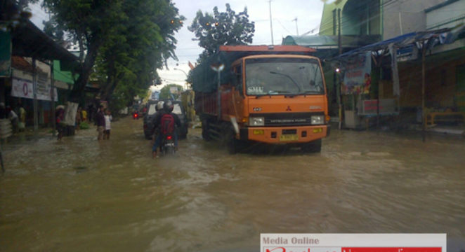 jalan di desa Blega terendam banjir
