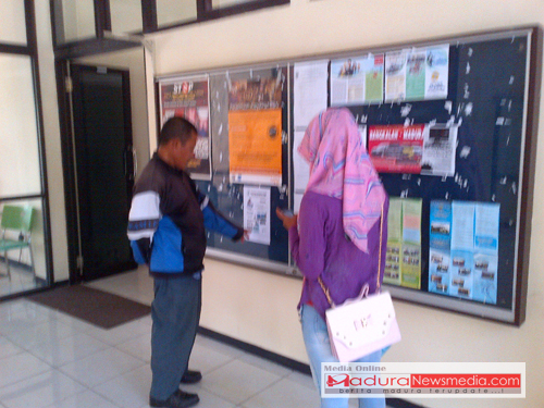 : para pencari kerja saat mencari informasi lowongan kerja di kantor Dinsos Nakertrans Bangkalan