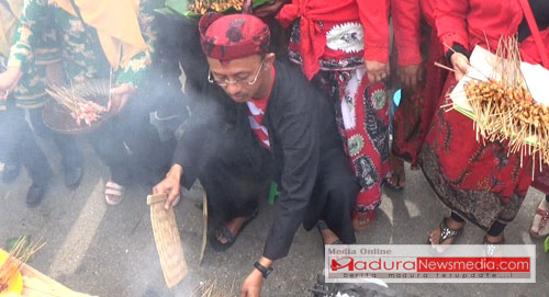 Bupati Pamekasan, Achmad Syafii mengenakan  pakaian khas Madura. saat bakar sate