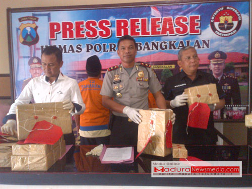 Wakapolres Bangkalan Kompol Imam Pauji dan Kasat reskrim Iptu Anton Widodo saat menunjukkan barang bukti 