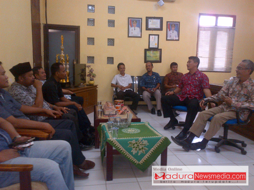 anggota KPU Bangkalan saat menemui Kadispendukcapil bangkalan