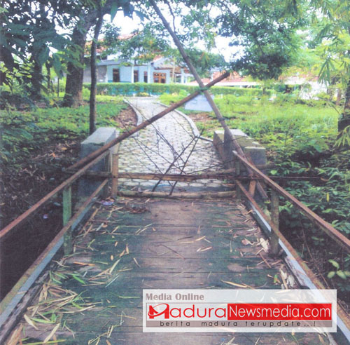 jembatan yang rusak disegel dengan bambu