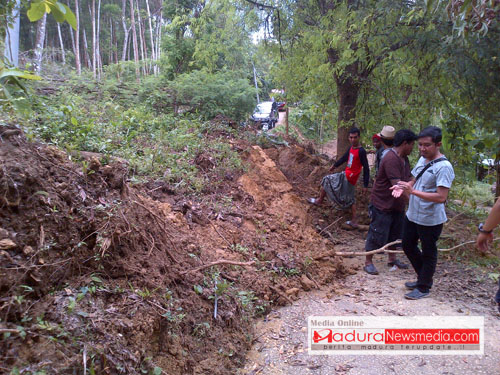 Ketua Komisi C DPRD Bangkalan saat turun langsung ke lokasi Bencana longsor