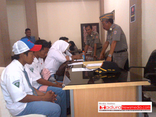 Kasatpol PP Ram Halili saat mengintrogasi siswa yang tertangkap di taman Paseban