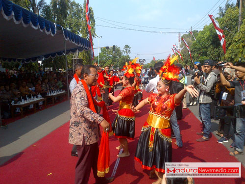 Wakil bupati bangkalan menari bersama penanri dari sanggar Tarara uasi membuka kirab Budaya 