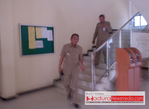 Wakil Bupati Bangkalan dan Sekda saat turun dari tangga. Usai diperiksa di Keejaksaan Negeri Bangkalan.