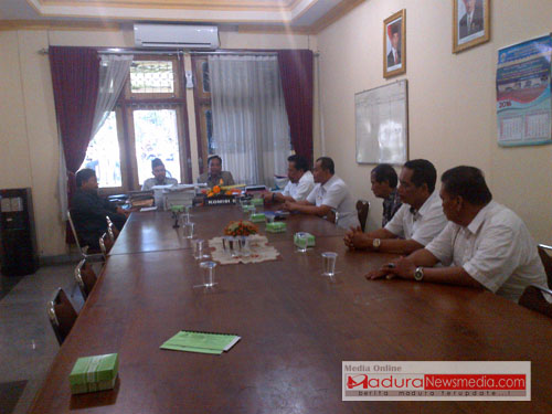 Komisi D DPRD Bangkalan saat hearing kasus SDN Saplasah