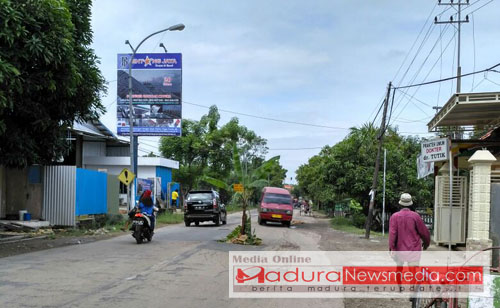 jalan raya desa Klampis timur yang ditanami pohon pisang oleh warga