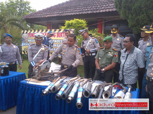 Kapolres Bangkalan, AKBP Anisullah M Ridha saat memusnahkan barang bukti knalpot brong