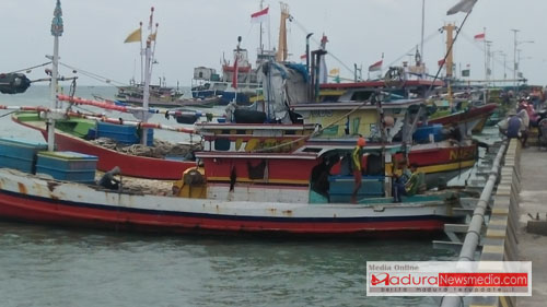 perahu nelayan lego jangkar karena angin kencang