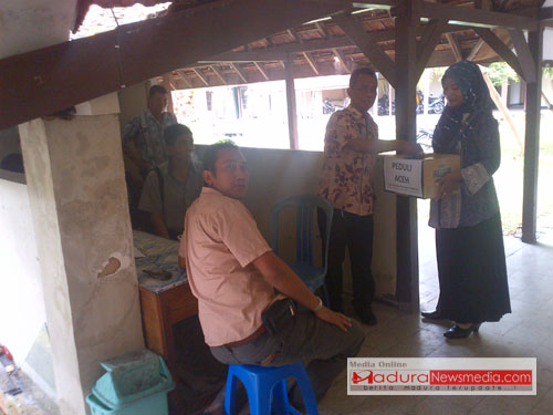 Staf Dsdik saat menggalang dana peduli bencana Aceh