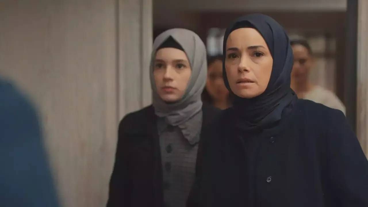 Özgü Namal geri dönüyor; Yeni imajı görenleri şaşkına çevirdi
