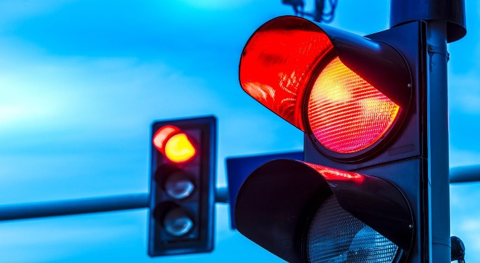 Karşıdan karşıya geçerken aman dikkat bunu yapanlara 2.168 TL para cezası kesiliyor!